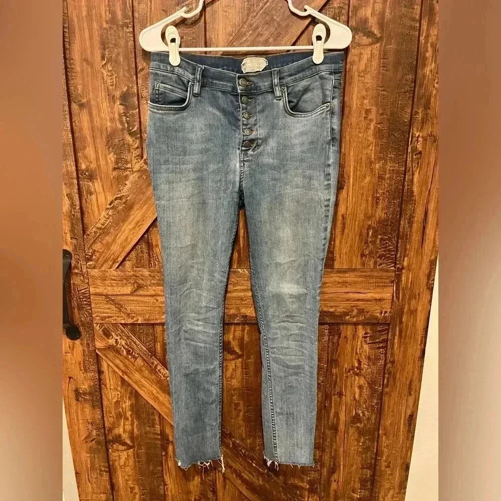 FREE PEOPLE Womens light wash blue denim‎ skinny jeans button up size 30 EUC